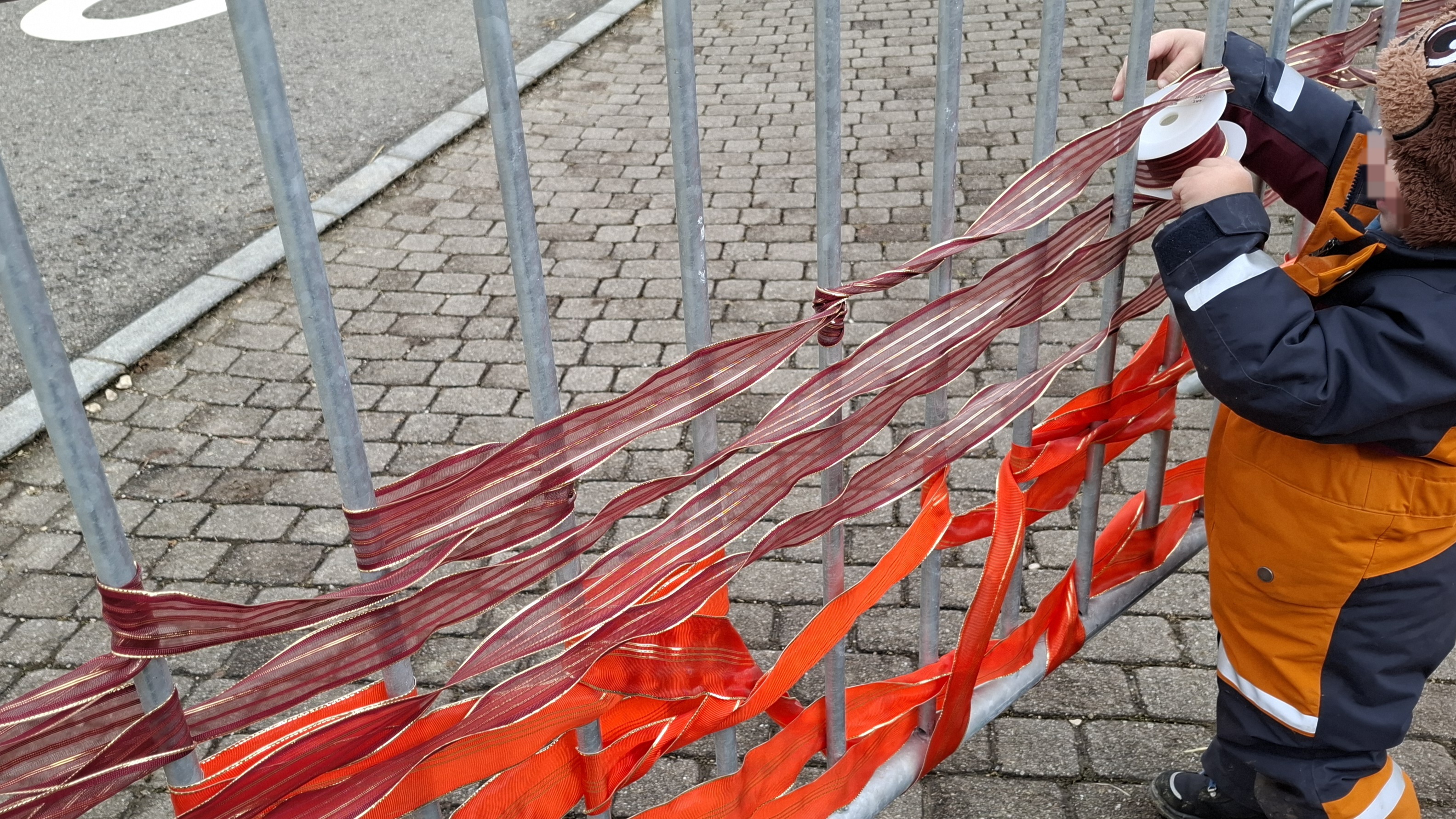Absperrgitter verschönern