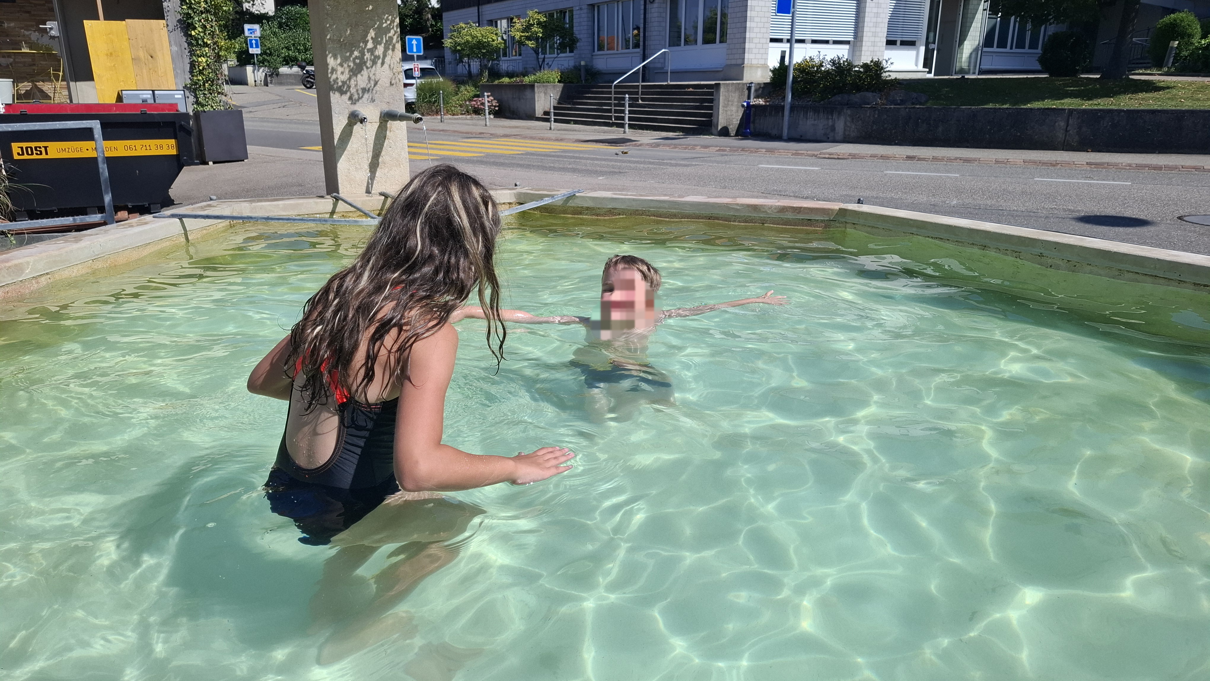 Baden im Dorfbrunnen