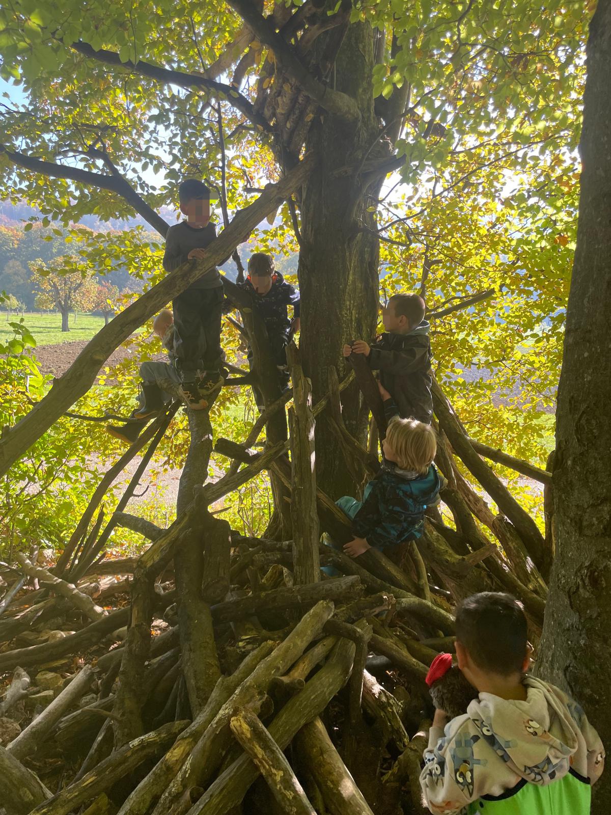 Kletternde Kinder